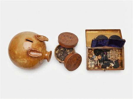 Un assortimento di oggetti da collezione vintage comprendente un salvadanaio in ceramica e una scatola da gioco in legno
