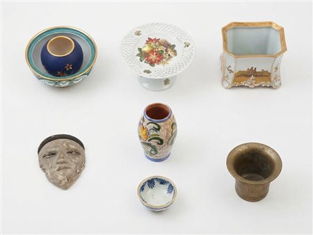 Una collezione di oggetti decorativi in ceramica e metallo