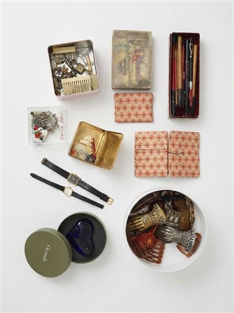 Un assortimento di oggetti da collezione, articoli Christofle, accessori per capelli e orologi da polso