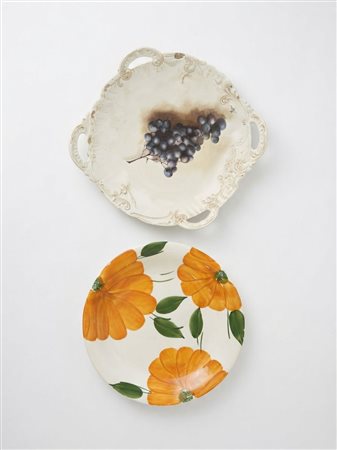 Una coppia di piatti decorativi in ceramica italiana dipinti a mano