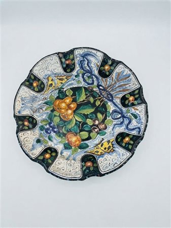 Grande piatto da portata in ceramica maiolica dipinta a mano con decoro di frutta e farfalle
