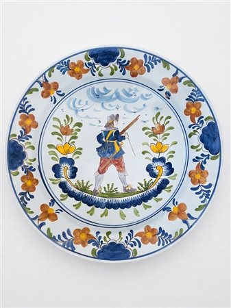 Grande piatto da portata in maiolica policroma con figura di cacciatore