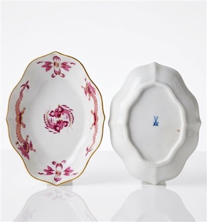 Meissen, Piatto ovale in porcellana con decoro di draghi e fenici in rosa e oro, cm 16
