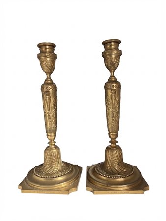 Coppia di candelabri in bronzo dorato firmati F. Barbedienne, 27,5 cm.