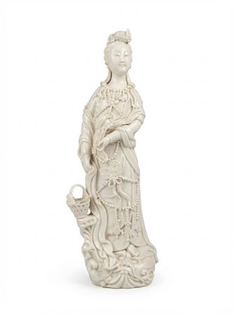 Statuina in porcellana bianca stile Blanc de Chine raffigurante Guanyin con cesto, cm 23.