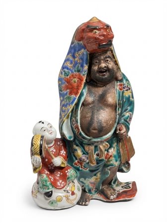 Okimono in porcellana Kutani raffigurante figura maschile con maschera Shishi e bambino, cm 25.