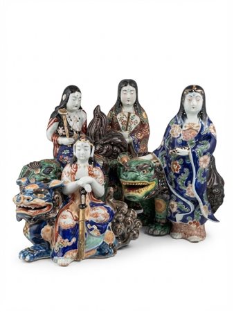 Tre sculture giapponesi in porcellana policroma raffiguranti divinità con shishi, 28 x 25 cm.