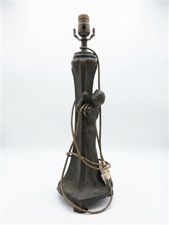 Grande lampada Liberty in bronzo con figura femminile, altezza 50 cm circa
