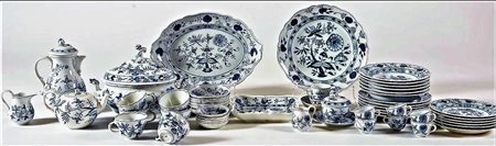 Meissen, importante Servizio da tavola completo in porcellana “Cipolla”, Manifattura Meissen, XX Secolo. Porcellana.
