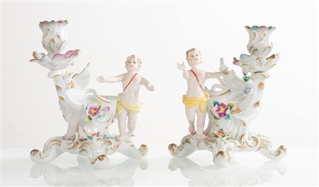 Coppia di candelabri in porcellana con putti stile Meissen, Manifattura europea d’epoca XX Secolo