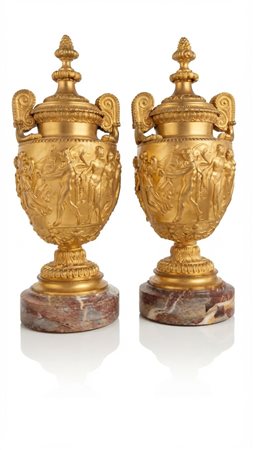 Coppia di vasi ornamentali a cratere in bronzo dorato su basi in marmo 36x13