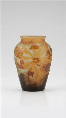 Vaso in vetro cameo Gallé con motivo floreale di crisantemo