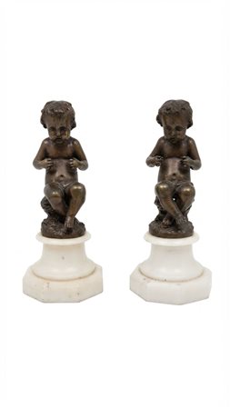 Coppia di angioletti in bronzo su basi in marmo bianco