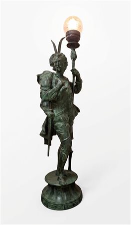 Lampada da tavolo figurale in bronzo da 100 cm raffigurante un cavaliere del XVII secolo