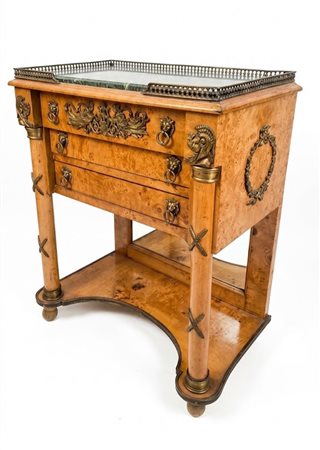 Mobile a due cassetti in stile Biedermeier impiallacciato in radica pregiata, caratterizzato da venature naturali a occhio di pernice.