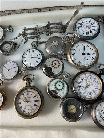 Lotto di 21 orologi da tasca d epoca diversa corredati da una chatelaine decorativa