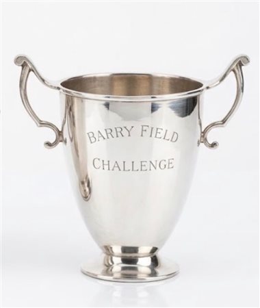 Trofeo in metallo argentato con due manici a voluta, recante l'incisione personalizzata "BARRY FIELD Challenge"