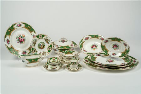Servizio in porcellana decorata in policromia a motivi floreali, uccelli, riserve e bordure verdi con dorature. Coalport, Broadway Green, secolo XX
