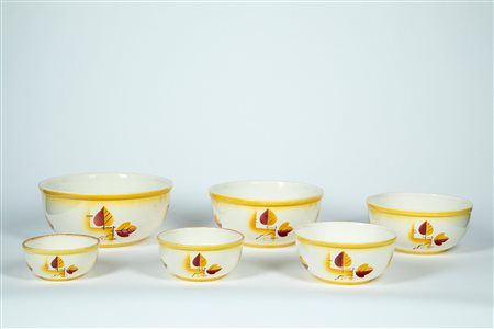 Set a nido composto da sei ciotole in ceramica policroma decorata nei toni del giallo e del rosso a motivo floreale stilizzato. Villeroy & Boch, Dresden.