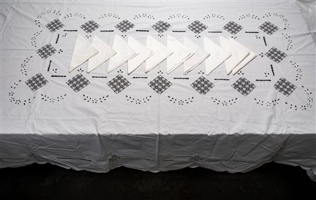 Tovaglia rettangolare con dieci tovaglioli coordinati in lino bianco.