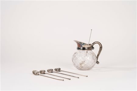 Piccola brocca in cristallo e metallo argentato e sei cucchiai da cocktail