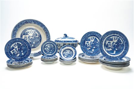 Servizio da tavola in ceramica bianca e blu di gusto orientalista. Inghilterra, manifattura Sewell