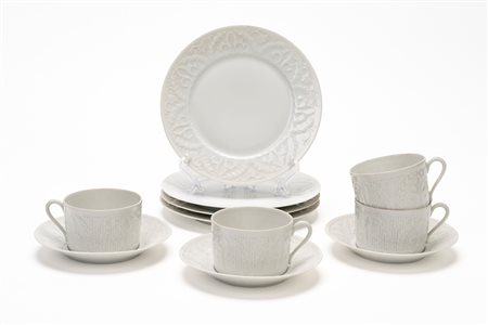 Quattro tazze da tè con tre piattini e quattro piatti da dessert in porcellana bianca. Haviland Limoges, Francia