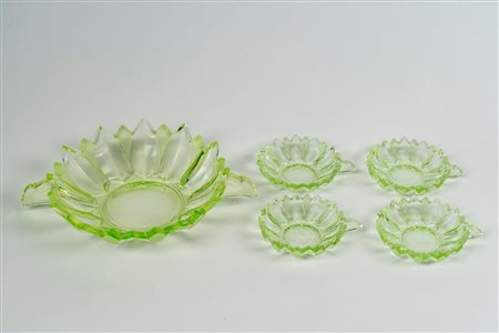 Set da macedonia composto da una ciotola biansata e quattro ciotoline in vetro verde a foglia di ninfea