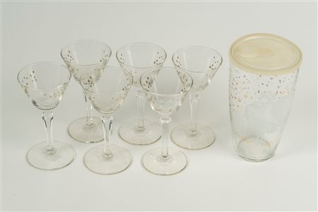 Set da rosolio composto da sei bicchieri, una brocca e un contenitore con tappo in vetro trasparente con decoro al galletto, i bicchieri con stelo sfaccettato su piede circolare