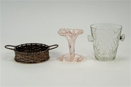 Vaso porta fiore a cornucopia in vetro di Murano rosa, un secchiello biansato per il ghiaccio e un cestino per il pane in finto vimini in metallo argentato, 20th century