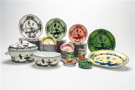 Servizio da tavola "Oriente Italiano" in porcellana policroma con storico motivo floreale "a Garofano". Richard Ginori 1735