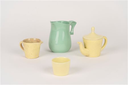 Lotto composto da caffettiera, lattiera e tazzina in ceramica Richard Ginori San Cristoforo, Giò Ponti1930 circa, e un versatoio in ceramica Lavenia, Antonia Campi, 1950 circa