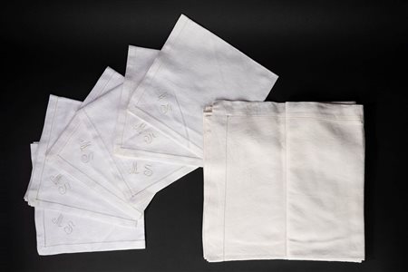 Tovaglia quadrata in cotone di Fiandra, con sei tovaglioli con iniziali ricamate M S