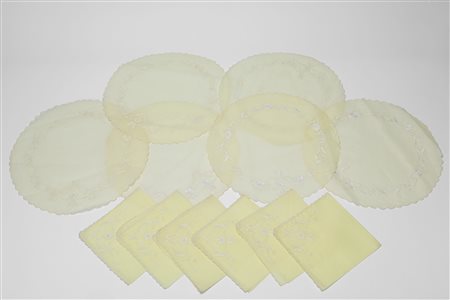 Servizio all'americana da sei in organza ricamato a mano, composto da sei sottopiatti con sei tovaglioli coordinati con analogo motivo ricamato agli angoli