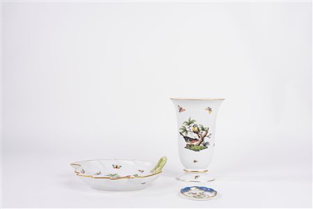 Lotto composto da vaso, piatto a forma di foglia e piattino in porcellana, Herend Hungary