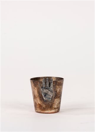 Gucci - Bicchierino in metallo con applicata decorazione a guisa di mano