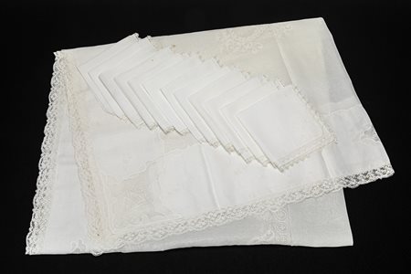 Tovaglia ricamata a fiori a intarsio con inserti trasparenti in organdi e bordo in pizzo, con 12 tovaglioli