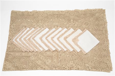 Tovaglia rettangolare riccamente decorata a motivi floreali in lino e pizzo con dodici tovaglioli coordinati
