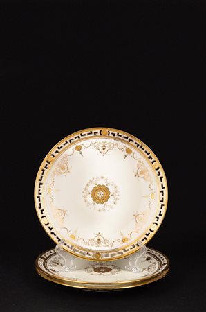 Minton per Tiffany. Tre piatti in porcellana bianca e oro
