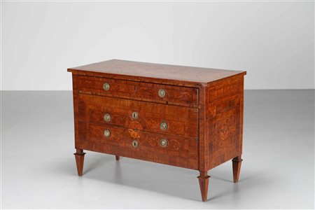 MANIFATTURA LOMBARDA DELLA FINE DEL XVIII SECOLO Bel cassettone Luigi XVI con...