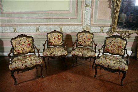 MANIFATTURA FRANCESE DEL XVIII SECOLO Quattro poltrone sagomate del periodo...