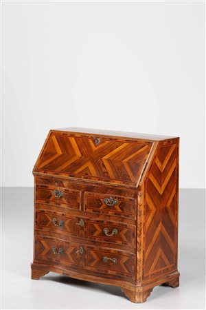 MANIFATTURA TEDESCA DEL XVIII SECOLO Casettone a ribalta finemente lastronato...