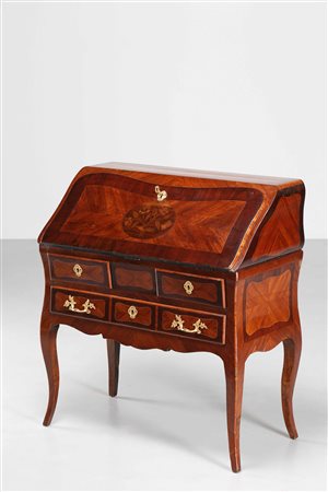 MANIFATTURA FRANCESE DEL XVIII SECOLO Ribalta lastronata e intarsia a motivi...