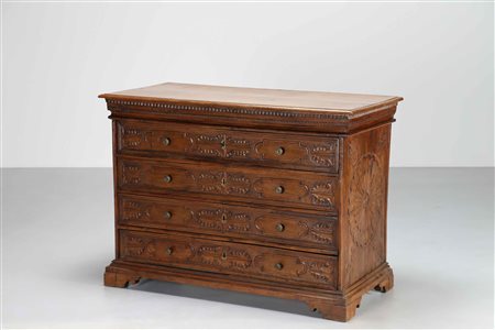 MANIFATTURA LOMBARDA DEL XVII SECOLO Cassettone a quattro cassetti in noce...
