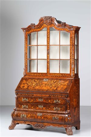 MANIFATTURA OLANDESE DEL XVIII SECOLO Trumeau. Lastronato in legno di noce....