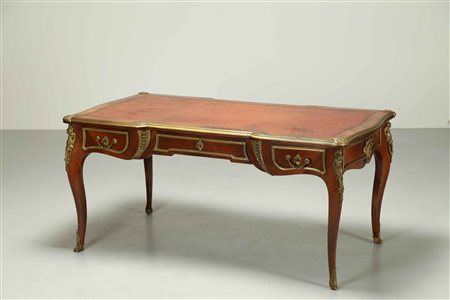 MANIFATTURA FRANCESE DEL XIX SECOLO Elegante scrivania in stile luigi XV,...