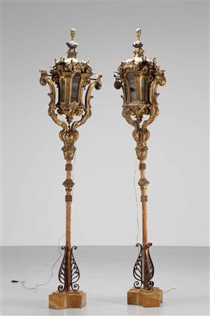 MANIFATTURA VENEZIANA DEL XVIII SECOLO Coppia di lanterne ad asta in legno...