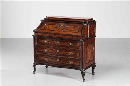 MANIFATTURA LOMBARDA DEL XVIII SECOLO Ribalta a tre cassetti mossa sul...