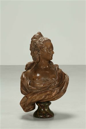 MANIFATTURA FRANCESE DEL XVIII SECOLO Busto di Gentildonna. terracotta. Cm...