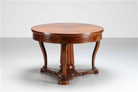 MANIFATTURA ITALIANA DEL XIX SECOLO Tavolo circolare lastronato con gamba...
